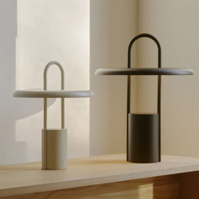 Stelton Pier LED Lampe i Sand eller Sort 25 cm.  - Vejledende udsalgspris 1.200,- 